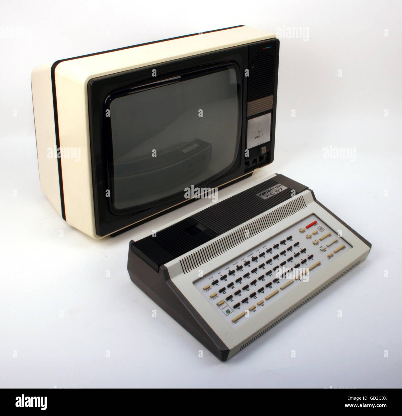 Computer / Elektronik, Computer, Minicomputer robotron KC 87 mit Bildanzeige BWG 1.0, Ausführung: Fabrikentwurf, Heimcomputer für den außerprofessionellen Einsatz und den Betrieb in Bildungseinrichtungen sowie für den industriellen Einsatz, Funktionstest der elektronischen Montage, Videoanzeige über TV-Gerät oder über das eigens entwickelte Bildwiedergabegeraet BWG 1, Verkaufspreis: 2.150 Mark, hergestellt von KC 87: VEB Robotron-Messelektronik Otto Schoen Dresden, Ostdeutschland, 1987, zusätzliche-Rights-Clearences-not available Stockfoto