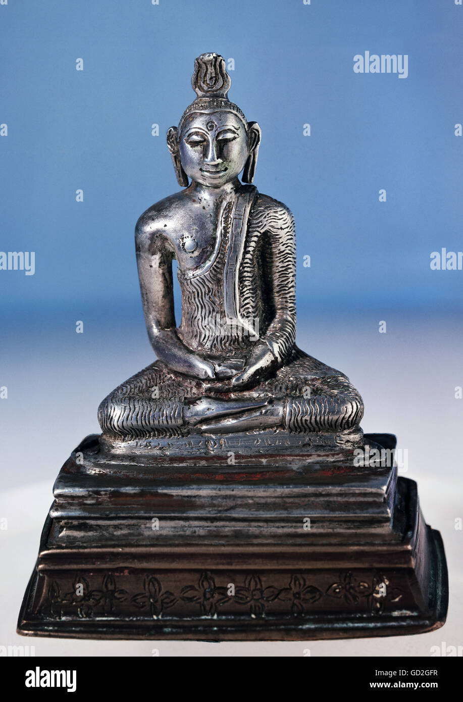 Bildende Kunst, Sri Lanka, Skulptur, thront Buddha, 17./18. Jahrhundert, silber, gelb Casting Casting, versilbert, private Sammlung, Artist's Urheberrecht nicht geklärt zu werden. Stockfoto