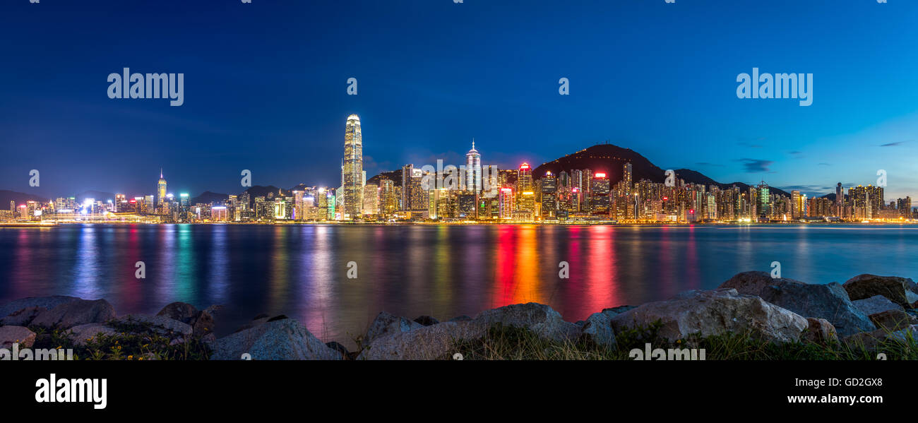 Dämmerung des Victoria Harbour, Hongkong Stockfoto