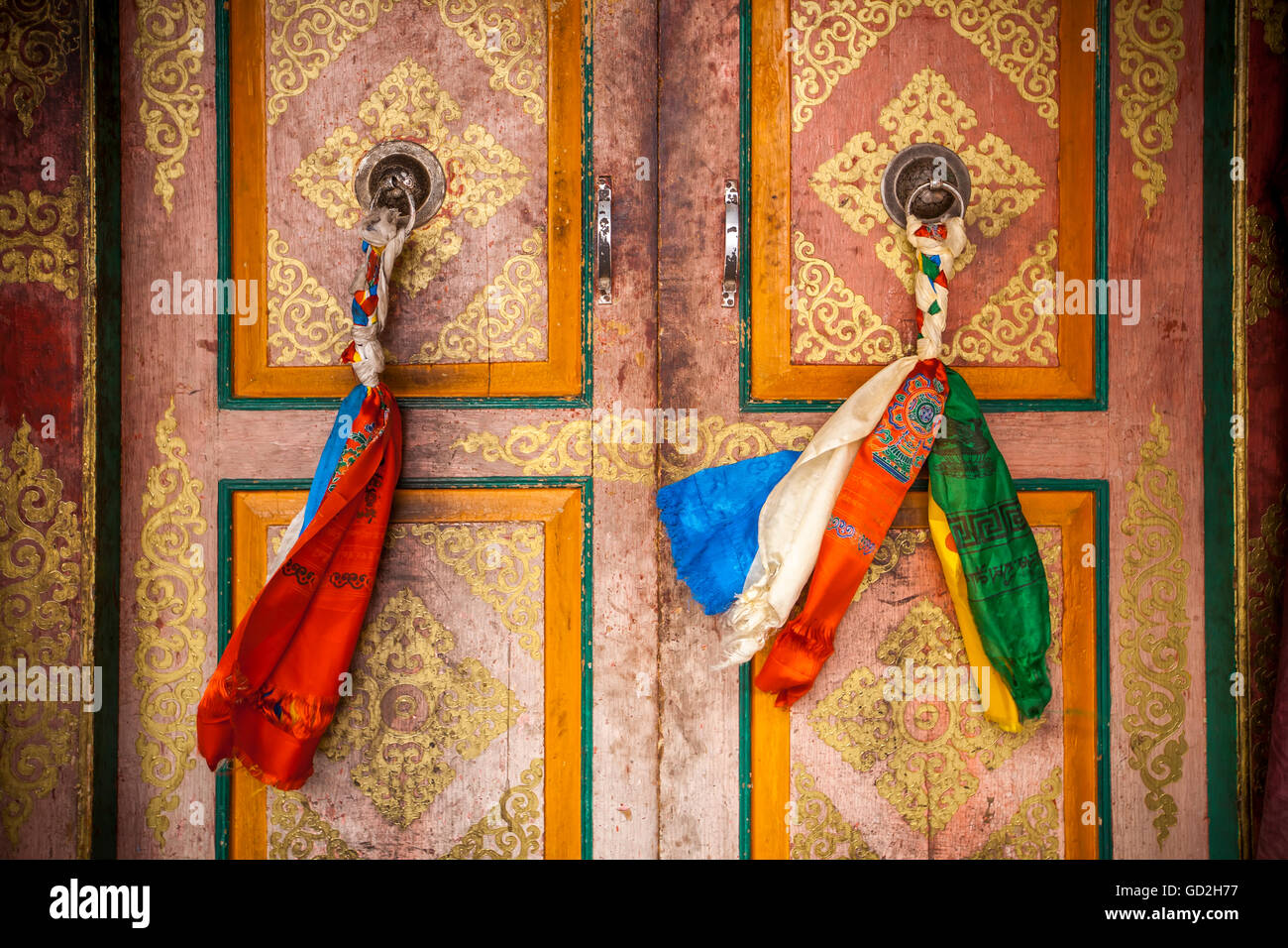Tuch ist zusammen geflochten, um eine verzierte Tür ziehen an den Türen auf einem tibetischen Stil Kloster zu erstellen; Ladakh, Indien Stockfoto