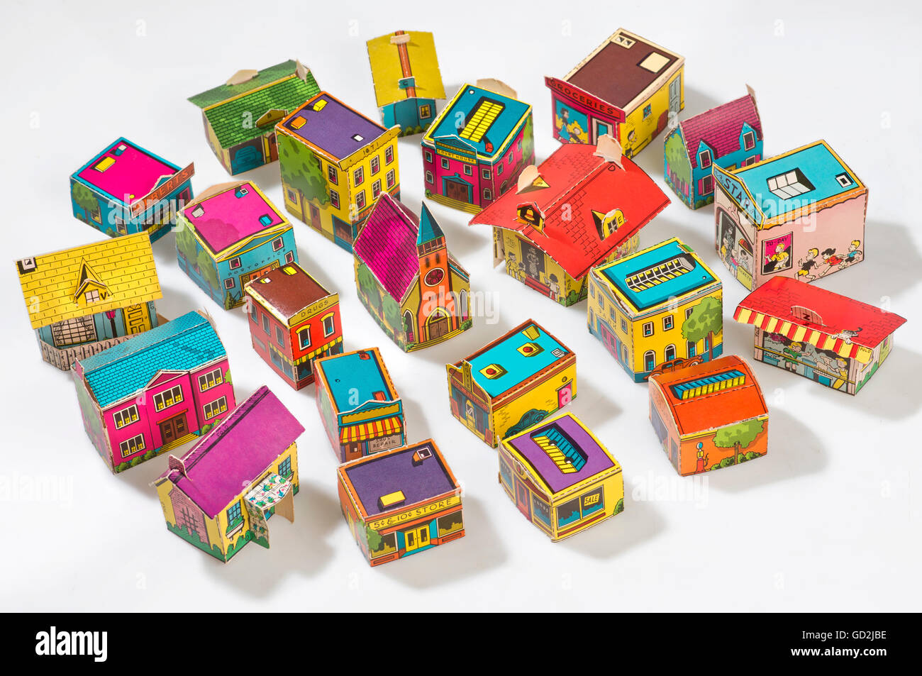 Spielzeuge, amerikanische Kleinstadt, Kartonhäuser, faltbare Miniaturausschnitte, zusammenfalten und zusammenkleben, USA, um 1959, Zusatzrechte-Clearences-nicht vorhanden Stockfoto