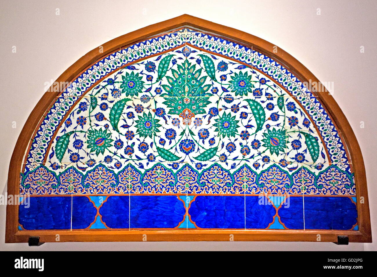 Bildende Kunst, Byzantinische Reich, Iznik-kacheln aus dem 15. Jahrhundert in der glasierten Fliesen Pavillon, Cinili Koesk, Archäologisches Museum, Istanbul, Artist's Urheberrecht nicht gelöscht werden Stockfoto