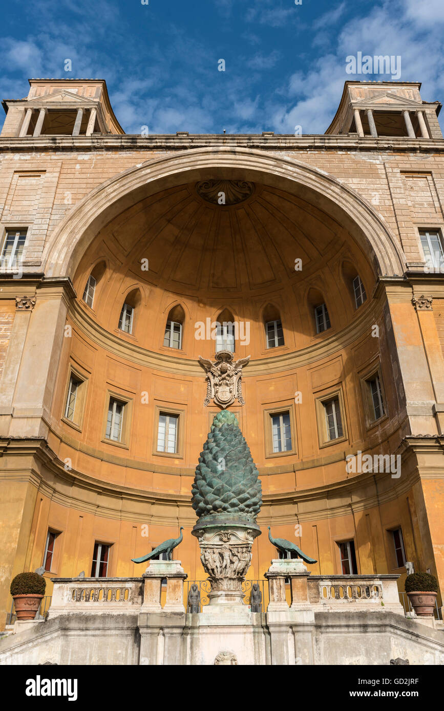 Die Bronze Kiefer Kegel Skulpturen und Brunnen im Hof der Tannenzapfen (Cortile della Pigna), Petersdom, Rom, Italien Stockfoto
