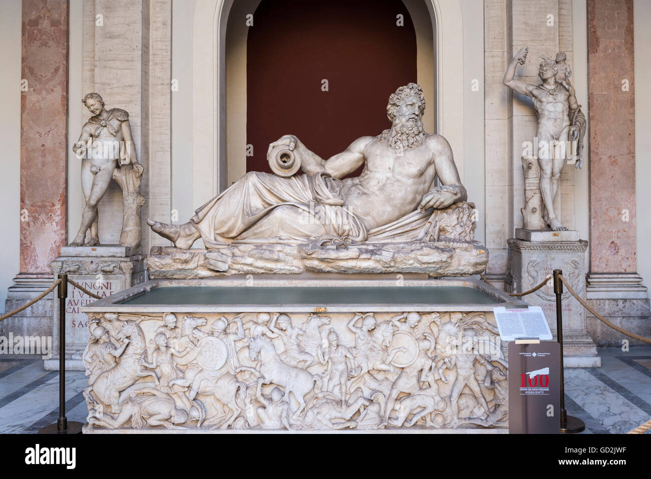 Statue von Divinità Fluviale (Arno), in der achteckigen Innenhof (Cortile Ottagono), Vatikanischen Museen, Rom, Italien. Stockfoto