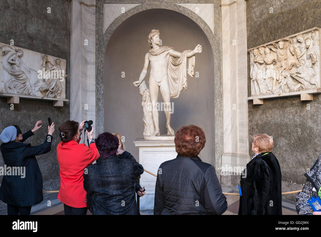 Besucher betrachten die Apollo del Belvedere-Statue im achteckigen Innenhof (Cortile Ottagono), Petersdom, Rom, Italien. Stockfoto