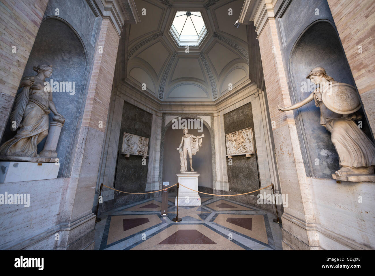 Statue des Apollo del Belvedere im achteckigen Innenhof (Cortile Ottagono), Petersdom, Rom, Italien. Stockfoto