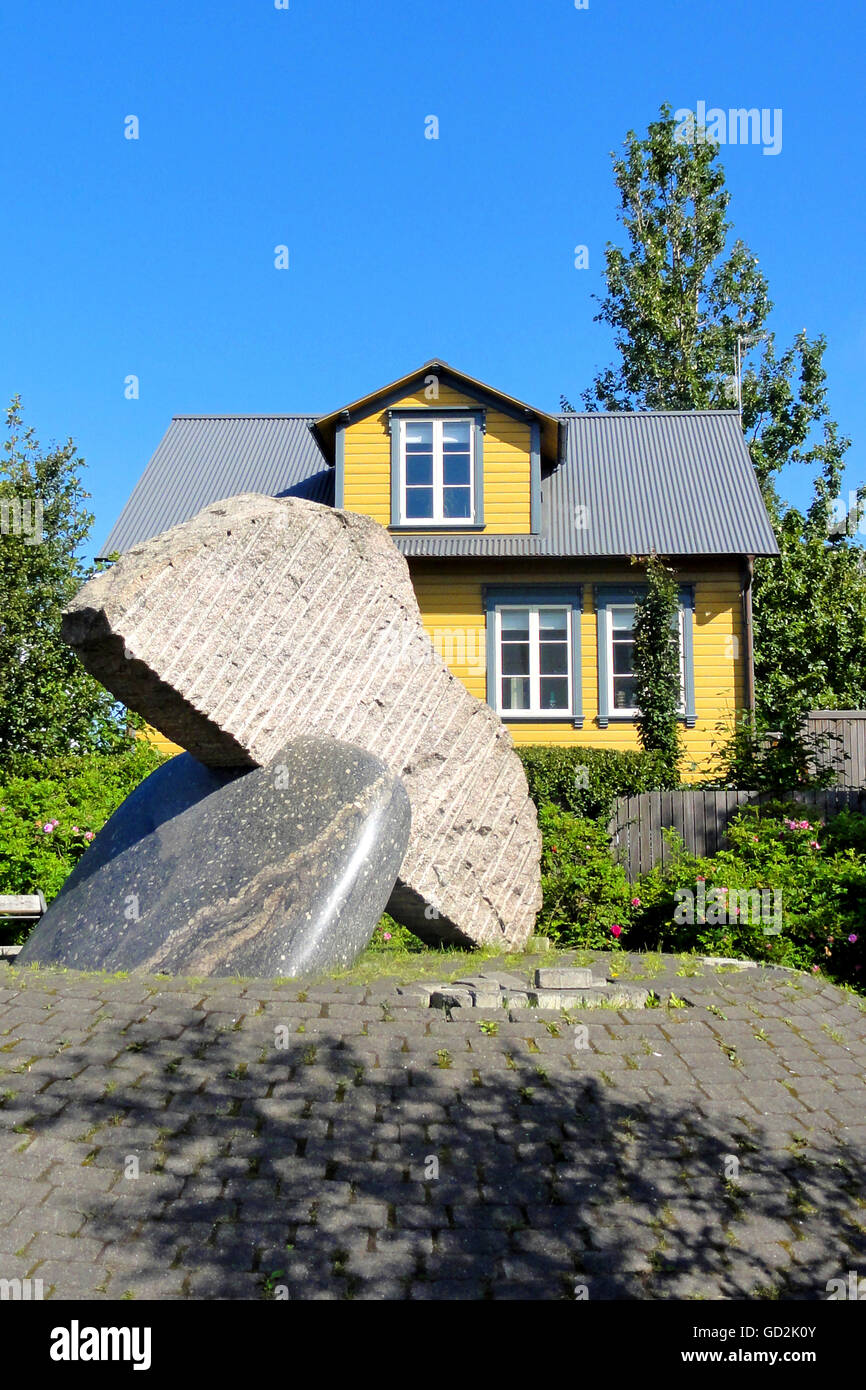 Bildende Kunst, Jaunzems, Pauls, die Skulptur "Support" von Pauls Jaunzems von 1996, Granit, 300 x 400 x 230 cm, Reykjavik, Island, Artist's Urheberrecht nicht geklärt zu werden. Stockfoto