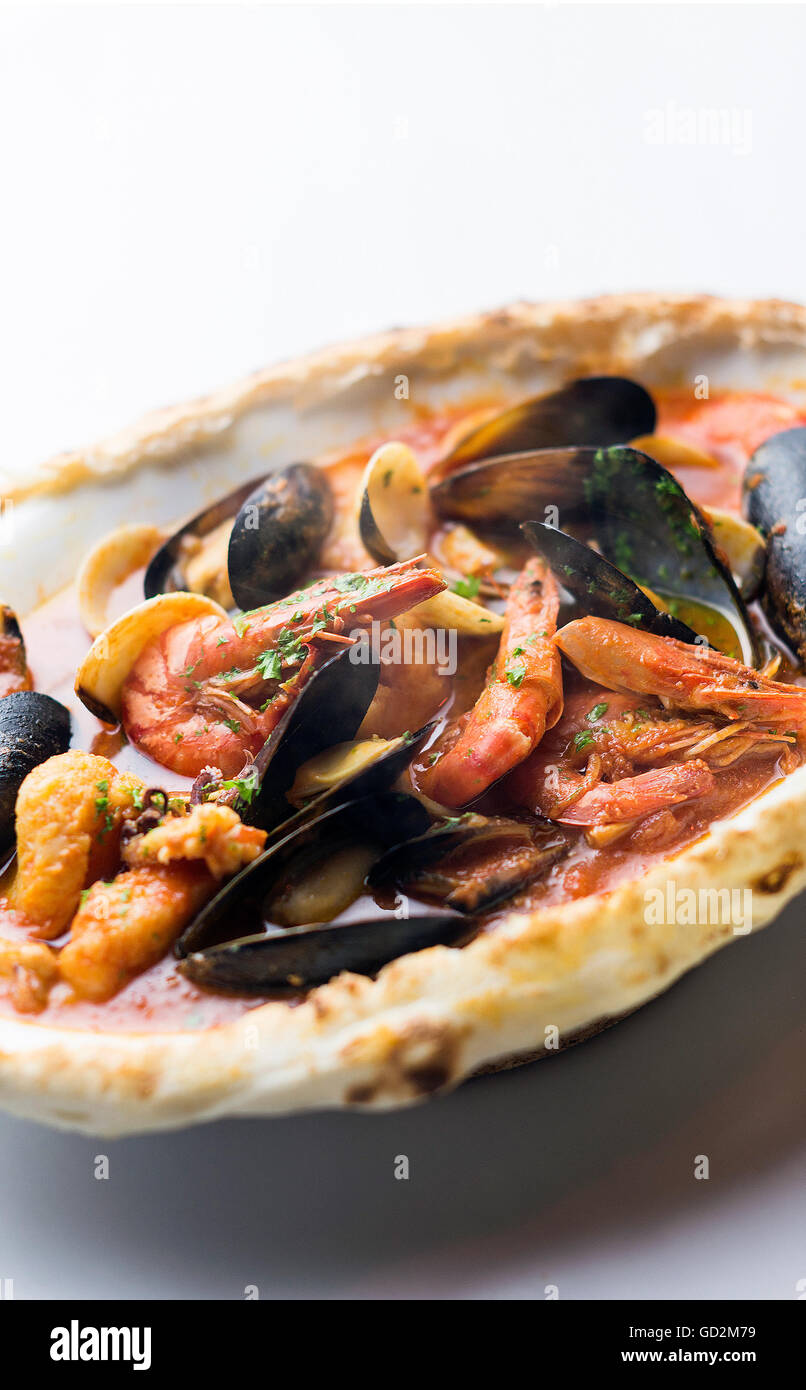Muscheln, Garnelen und Fisch Meeresfrüchte und würzige Tomatensauce Puttanesca marinara pasta Stockfoto