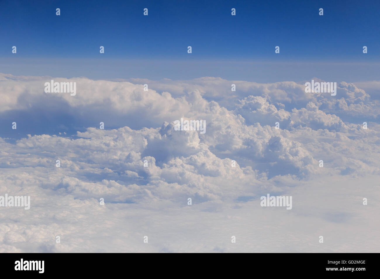 Luftbild auf Wolken aus Flugzeug Stockfoto