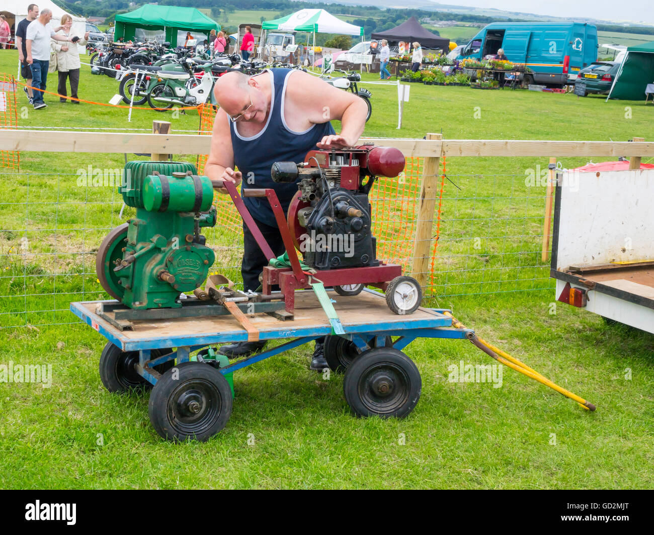 Ein Mann auf seinem Display zwei Vintage landwirtschaftliche Briefpapier Motoren Roxby Cleveland Heritage Wochenende 2016 Stockfoto