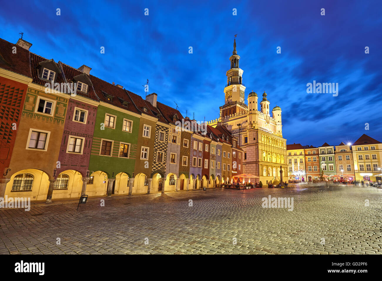 Altmarkt in Poznan in der Nacht, lange Belichtung Effekt, Polen. Stockfoto