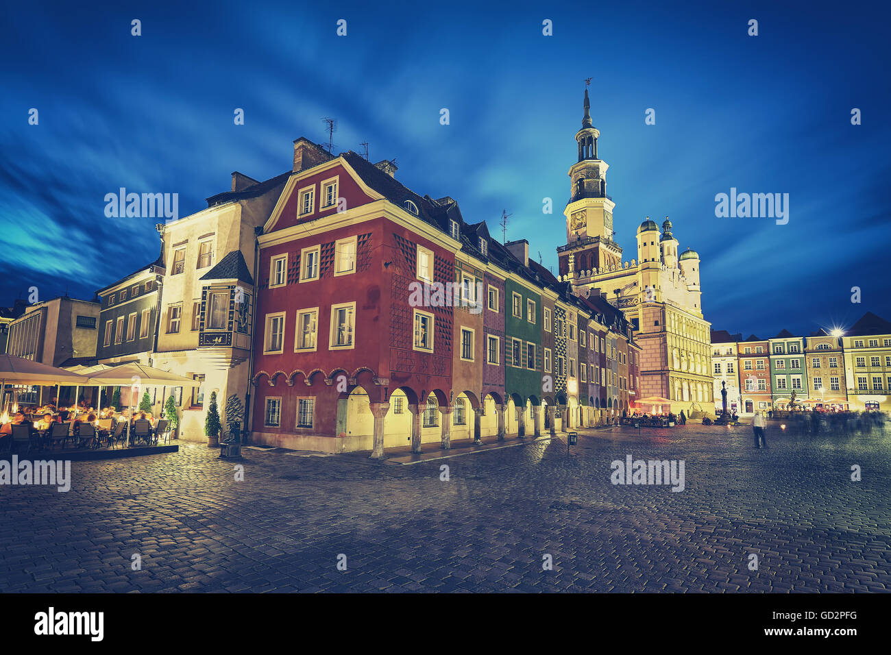 Retro stilisierte Altmarkt in Poznan in der Nacht, lange Belichtung Effekt, Polen. Stockfoto