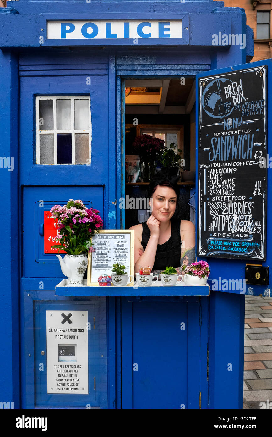 1936 traditionelle Polizei, verwandelt sich in ein Café, Merchant City, Glasgow, Schottland, Großbritannien. Abbildung enthält die Eigentümerin Laura Cameron Stockfoto