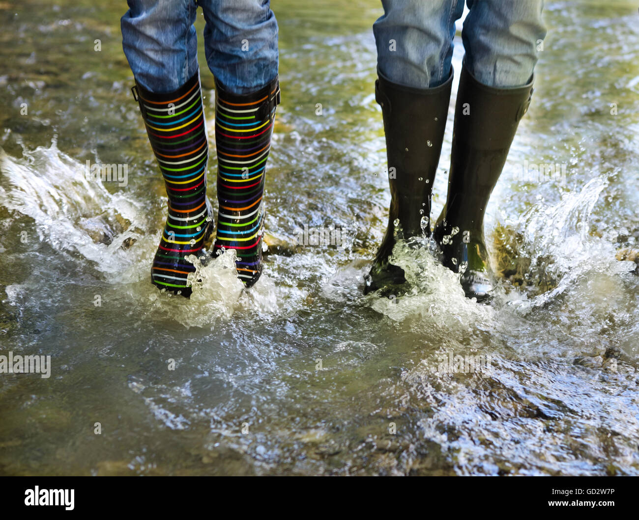 Glückliches Paar tragen bunte Regen Stiefel. Freude und Spaß-Konzept Stockfoto