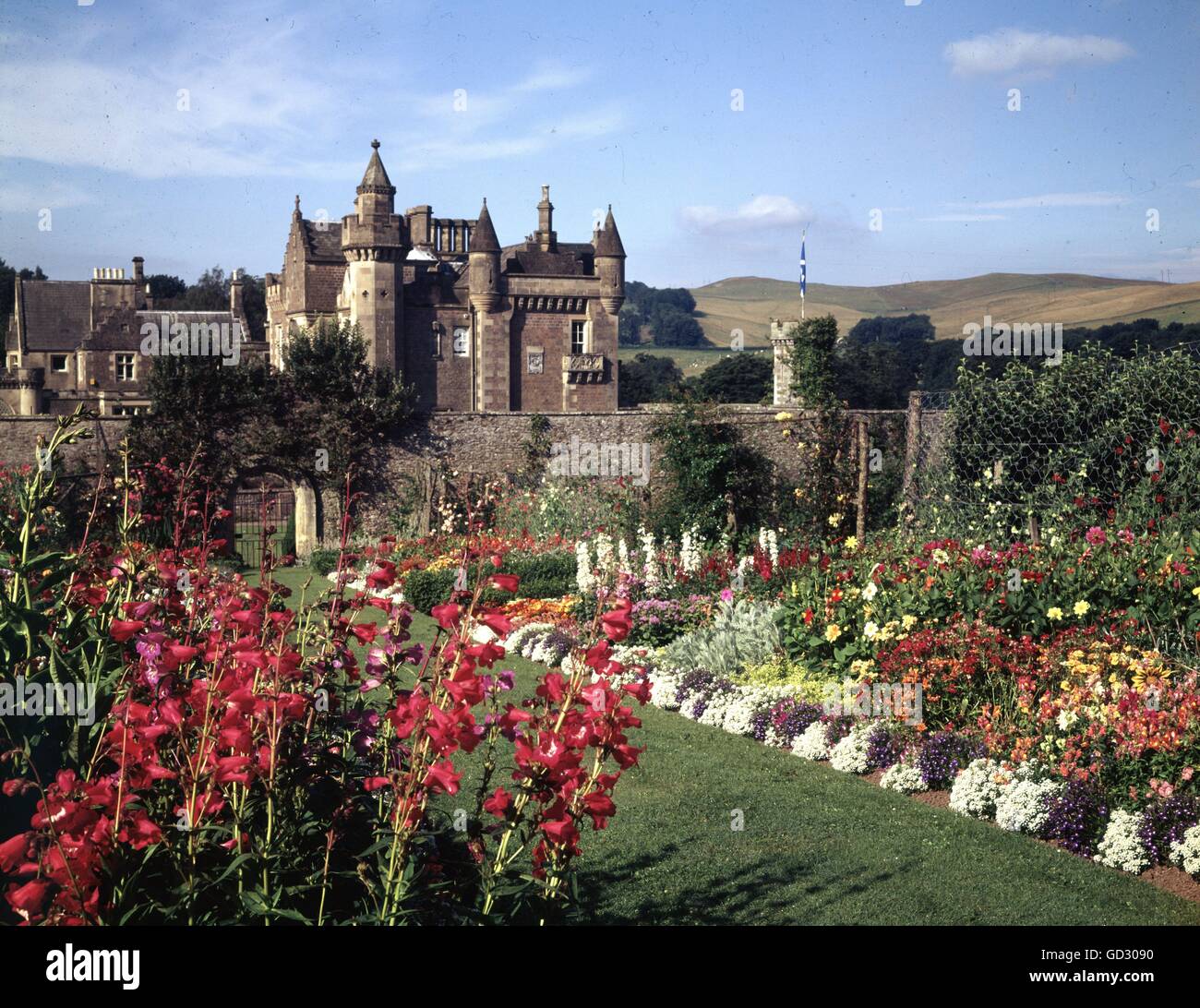 Schottland, Grenzen. Abbotsford House von dem Fluss Tweed an Melrose. Haus von Sir Walter Scott. Foto aus dem Garten der Familie. Stockfoto