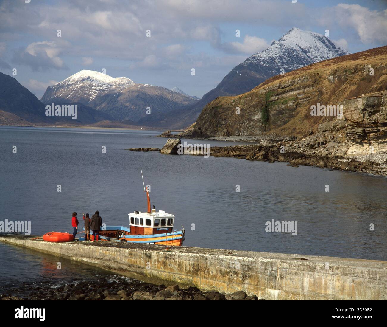 Schottland, Skye.Fishing Boot an der Anlegestelle in Elgol auf Loch Scavaig, Cuillin Hills mit die Hauptmasse der Blaven auf der rechten Seite. CIR Stockfoto