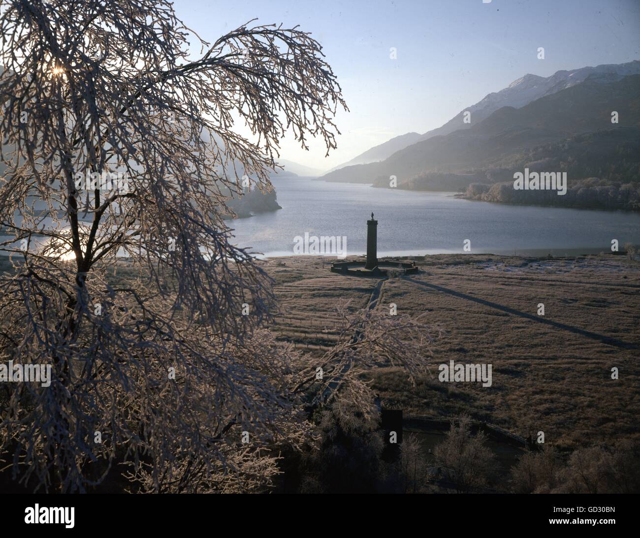 Schottland, Iverness-Shire. Eisigen Morgen von Loch Shiel mit Sever Frost dick auf die Birke.  Das Glenfinnan Monument steht Stockfoto