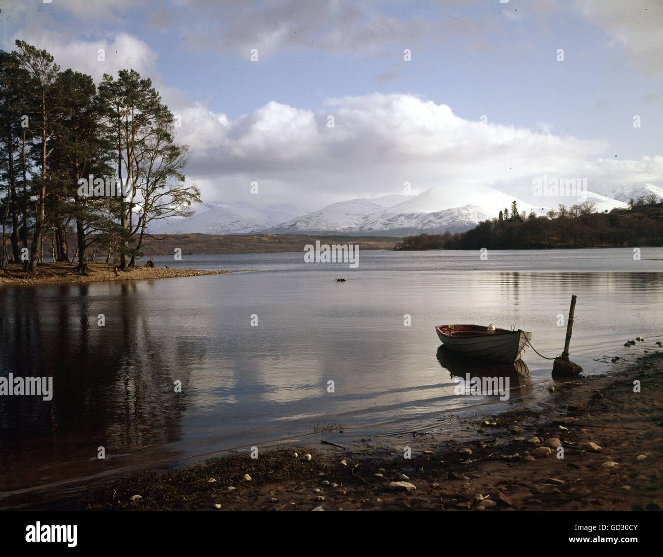 Schottland, Inverness-Shire. Loch Lochy auf den Schnee auf den Ben Nevis Range.  Ca. 1985.    Von einer 5'x 4' gescannt ganz o Stockfoto