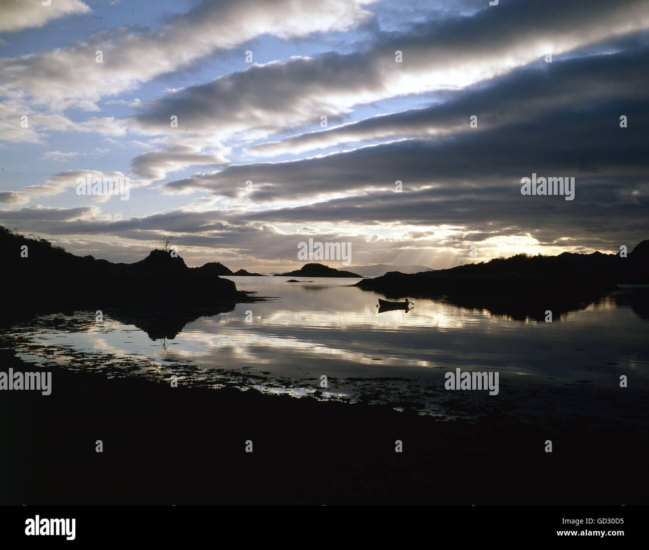 Schottland, Invernesshire. Ein einsamer Boot bei Sonnenuntergang am Loch Nan Uamh in der Nähe von Arisaig. Nah an dem Punkt in 1746 wo Bonny Prince Char Stockfoto