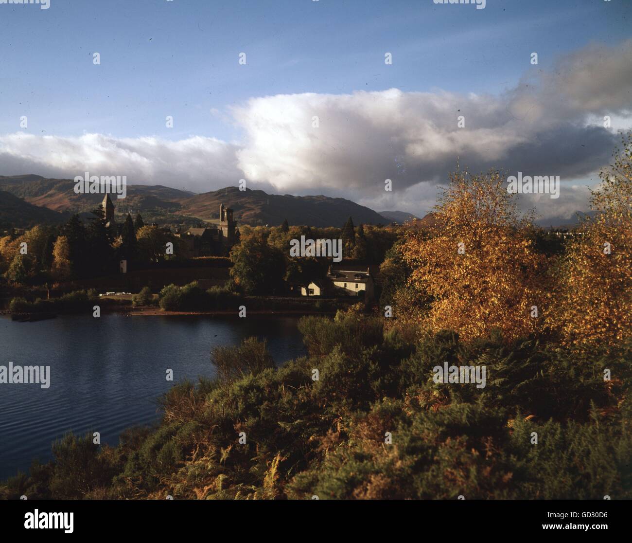 Schottland, Invernessshire. Herbst von Loch Ness, Fort Augustus. Der Benediktiner-Abtei wurde auf den Ruinen des Fort Augustus erbaut. Stockfoto