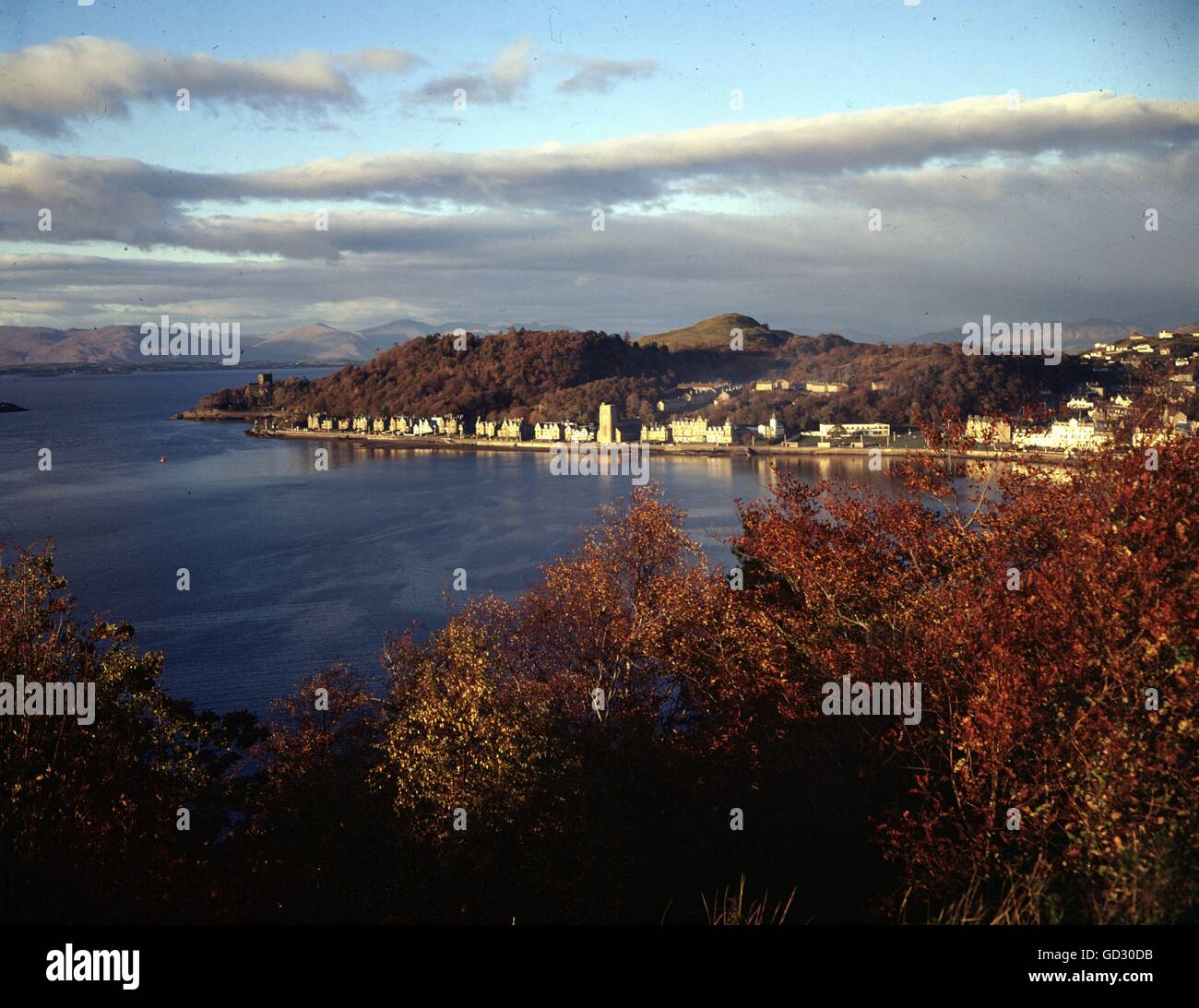 Schottland, Argyll. Herbst Sonnenuntergang in Oban, Blick auf die Corran Esplanade und der Straße nach Ganavan Sands. Ca. 1988.    Gescannte f Stockfoto