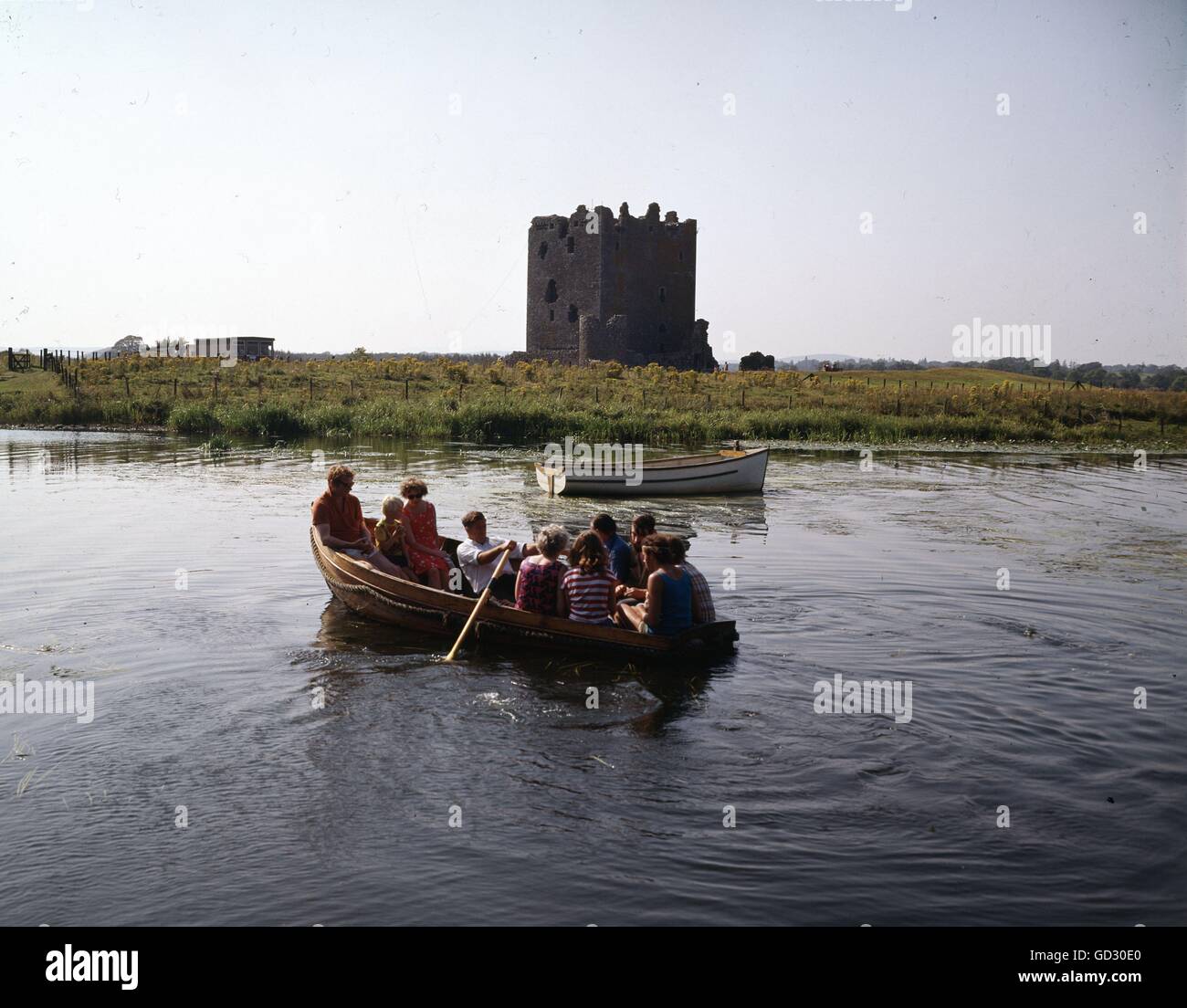 Schottland, Kirkcudbright. Threave Castle durch den Fluss Dee in der Nähe von Castle Douglas. Ca. 1985.    Von einer 5'x 4' o hundertprozentige gescannt Stockfoto