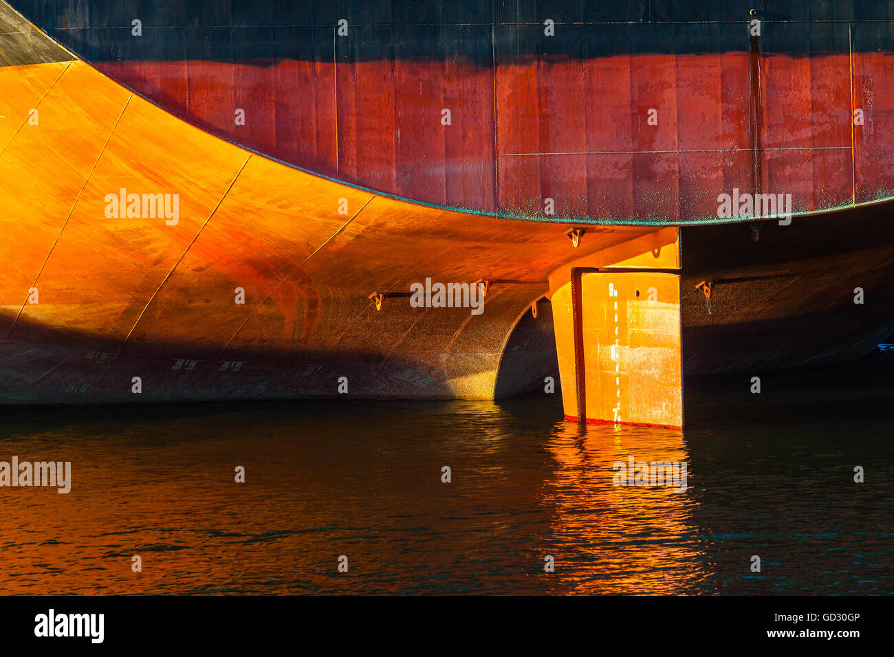 Schiff vertäut am Kai im Hafen - Blick vom Heck. Stockfoto