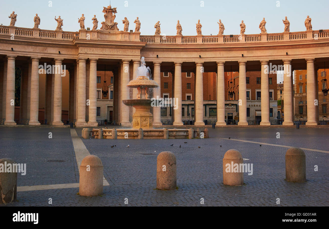 St.-Peter quadratische Brunnen und Säulen Platz im Morgengrauen Rom Latium Italien Europa Stockfoto