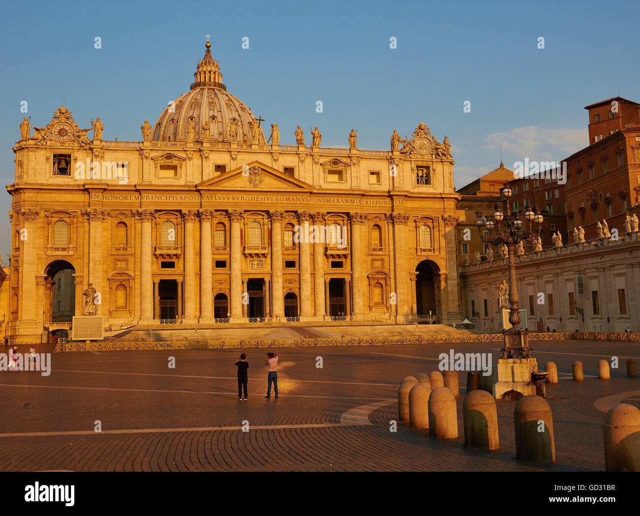 St. Peter Basilika und Platz im Morgengrauen Rom Latium Italien Europa Stockfoto