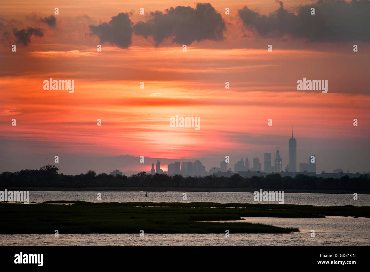Manhattan von Jamaica Bay gesehen, ein Wildlife refuge, dass Lügen zwischen Brooklyn und Queens, bei Sonnenuntergang Anfang Juli. Stockfoto