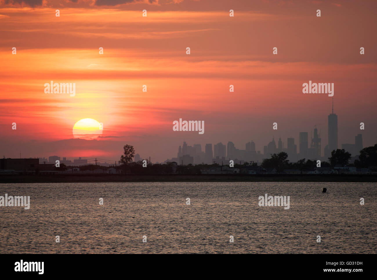 Manhattan von Jamaica Bay gesehen, ein Wildlife refuge, dass Lügen zwischen Brooklyn und Queens, bei Sonnenuntergang Anfang Juli. Stockfoto