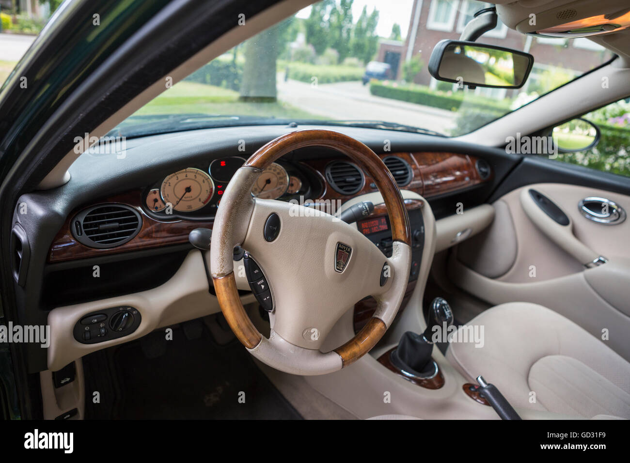 Rover 75-Innenraum mit einer Walnuss-Dashboard, Farbe grün Stockfoto ... Rover 75-Innenraum mit einer Walnuss-Dashboard, Farbe grün Stockfoto ...