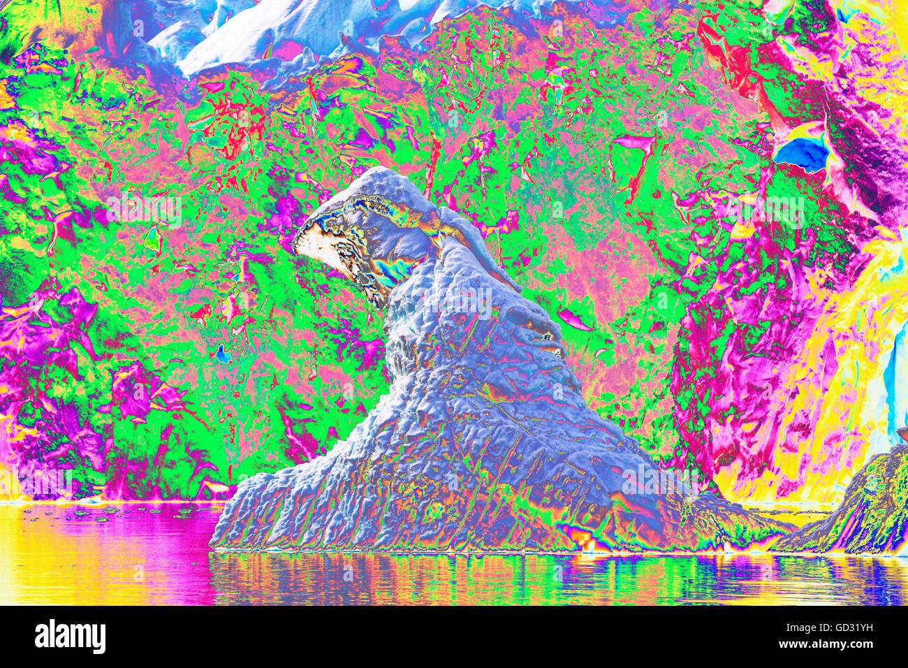 Ein fantastischer Vogel geformt Eisberg unter atemberaubende Küstenlandschaft unter Mount Walker in Paradise Bay von Graham Land auf der antarktischen Halbinsel. Stockfoto