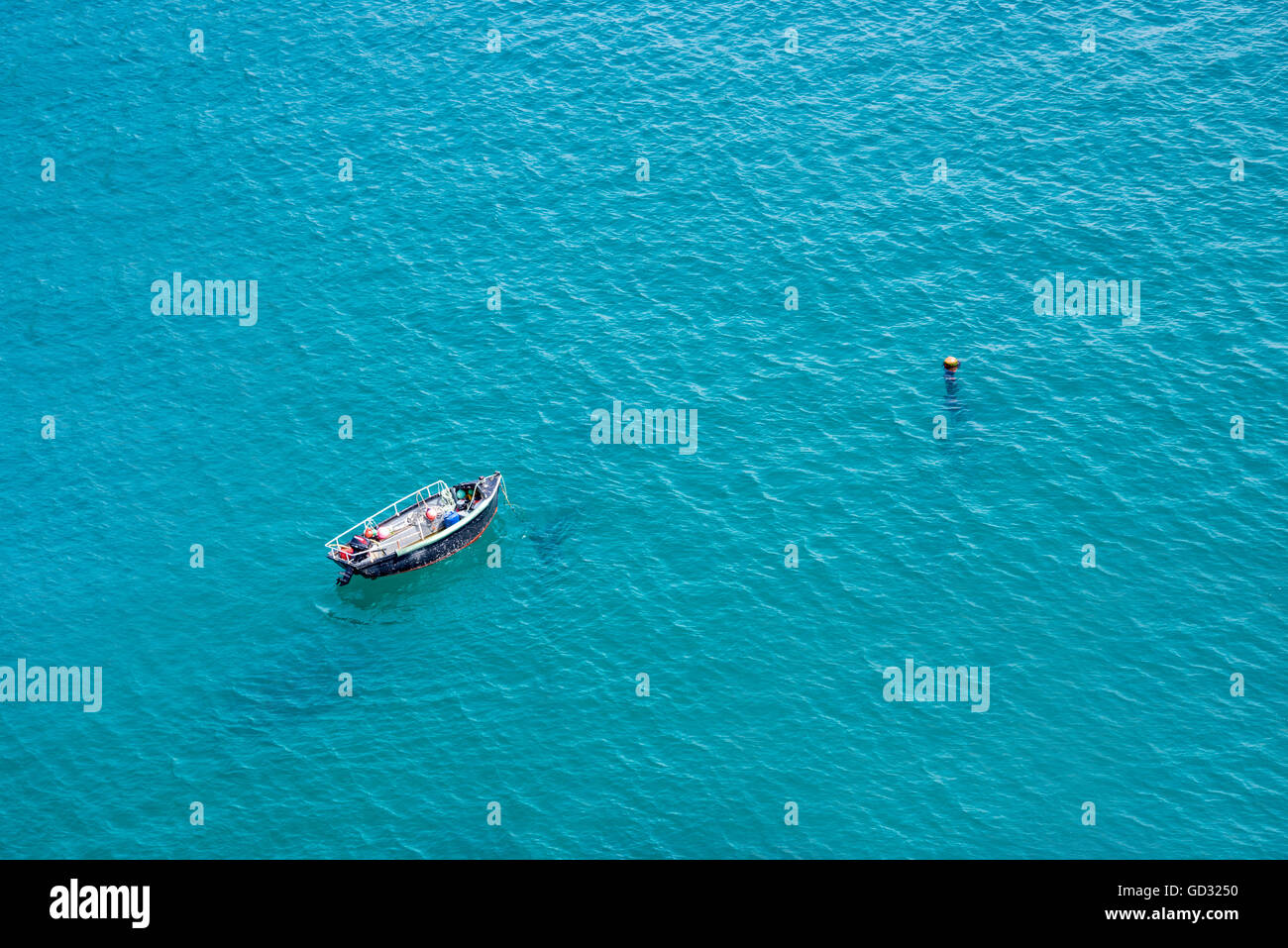 Kleines Boot auf das Meer, Luftbild, in Guernsey Stockfoto