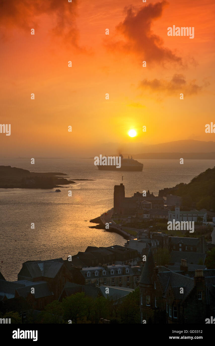 Sonnenuntergang über Oban und die Queen Mary II-Liner, Oban, Argyll, Schottland Stockfoto