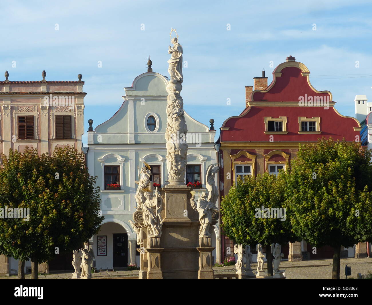 Telc, Mähren, barocke Stadthäuser mit Renaissance-Torbogen mit Pest-Gedenkstätte Stockfoto