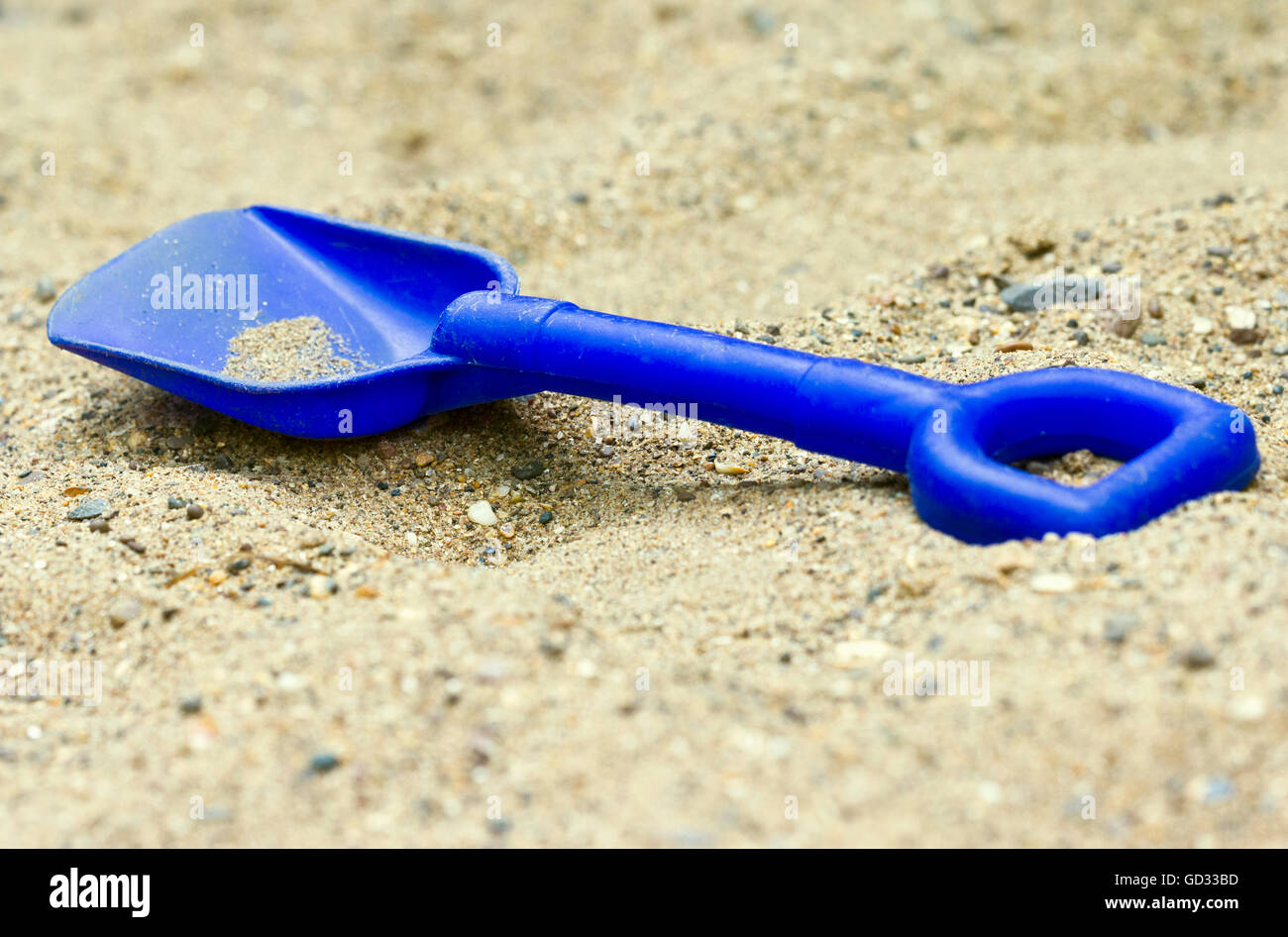 Blaue Spaten aufgegeben im sand Stockfoto