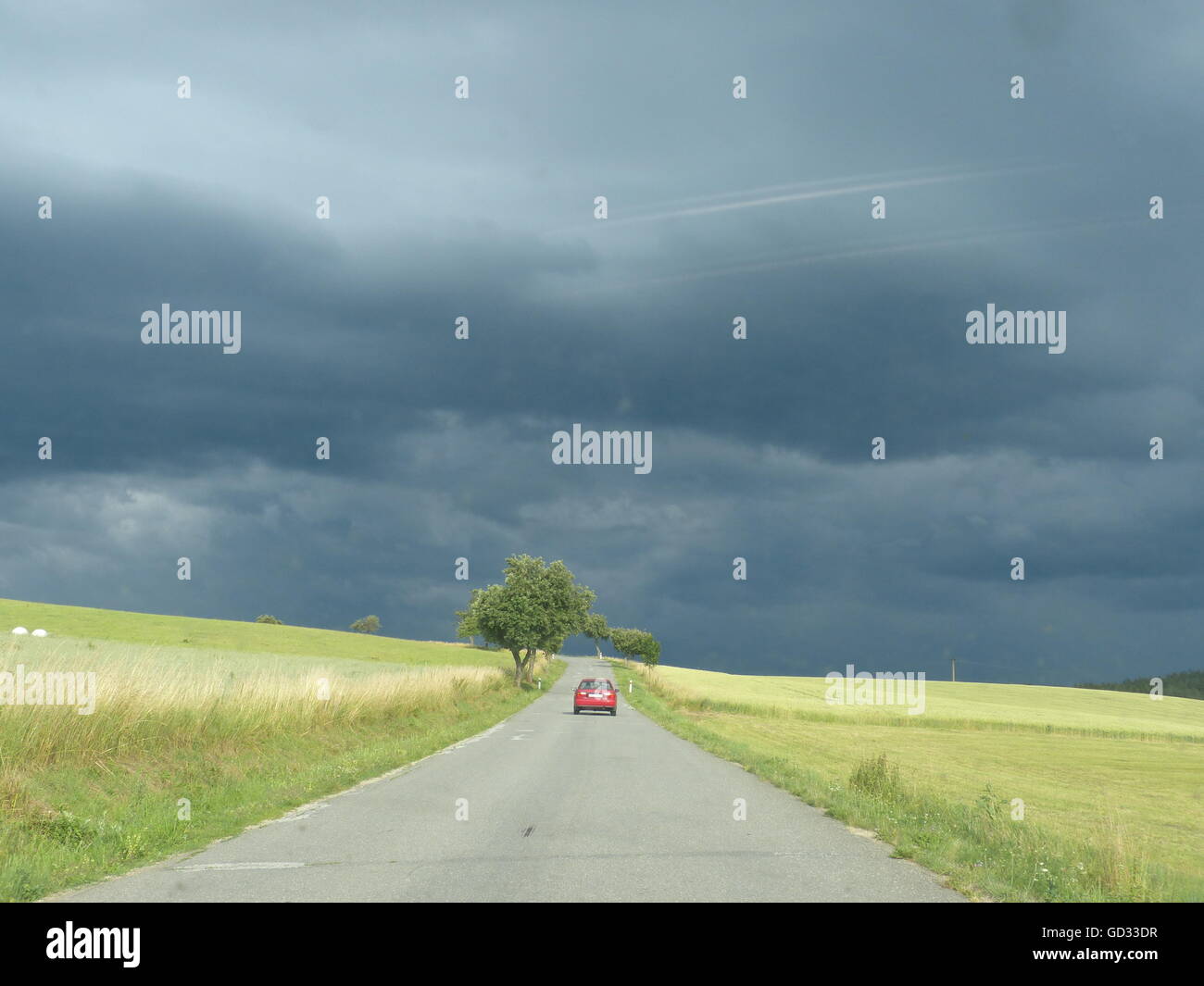 Straße mit Gewitterwolke Stockfoto