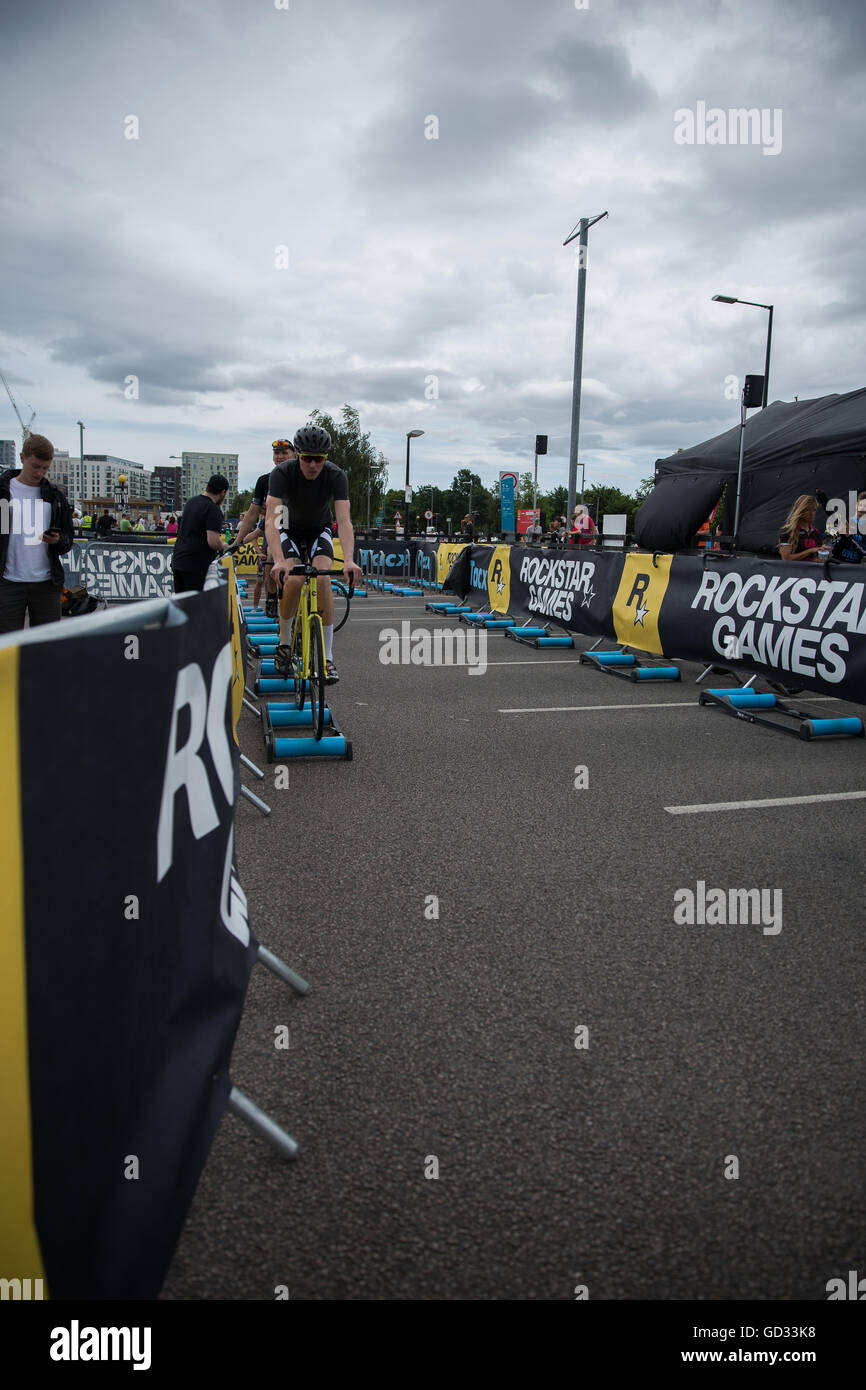 Red Hook Crit London 2016 festen Gear Bikes Radfahren Criterium Radfahrer Aufheizen auf den Rollen vor der Veranstaltung Stockfoto