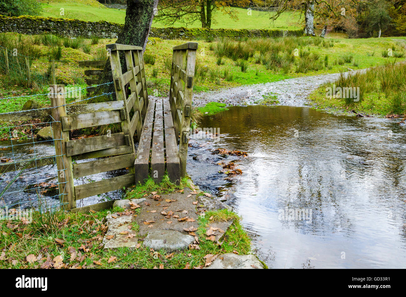 Der Ford und Fußgängerbrücke über Wilfin Beck über Kuckuck Braue Lane in der Nähe von Far Sawrey im Nationalpark Lake District, Cumbria, England. Stockfoto