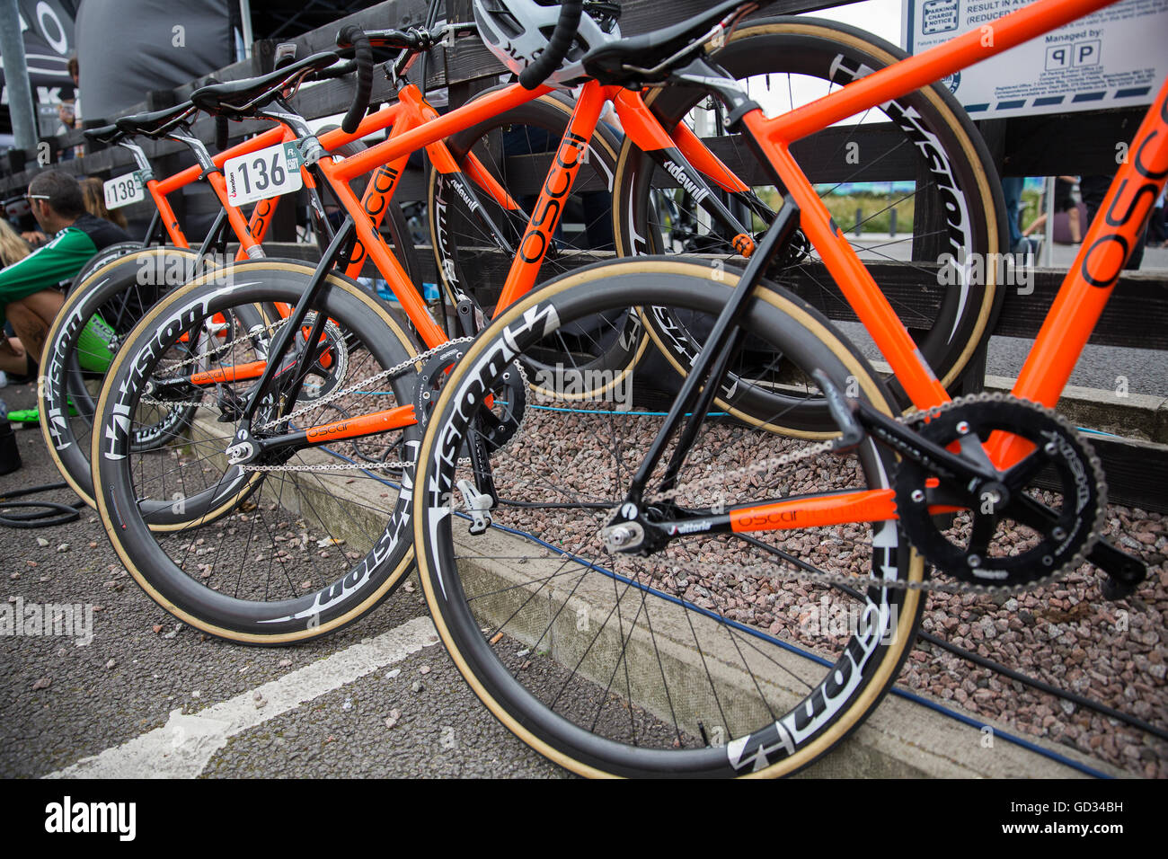 Oscar-Zyklen Fixie Fixed Gear Fahrräder Radsport Team Red Hook Crit London 2016 Criterium Single Speed Bahnräder Stockfoto