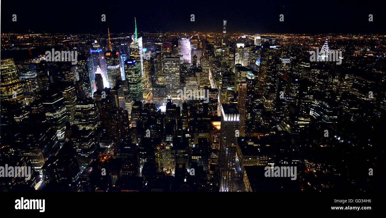New York Skyline bei Nacht Stockfoto
