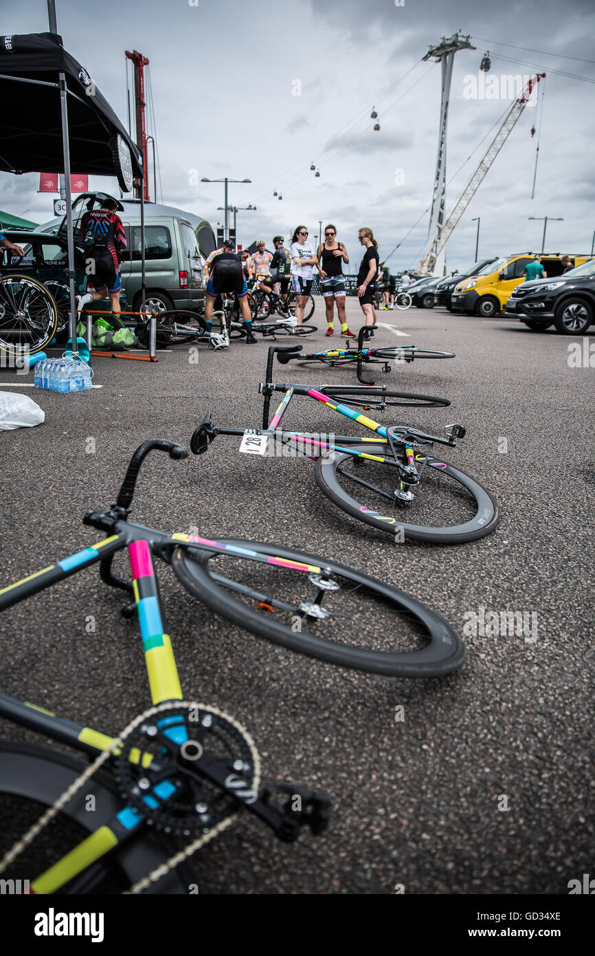 Fixie Bikes auf Greenwick Halbinsel Seilbahn in Red Hook Crit London 2016 Radfahren Criterium Renn-Event Stockfoto