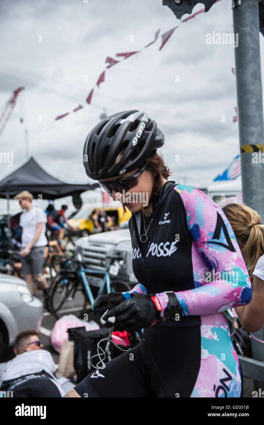 Frauen Radsport Team Velociposse Femme Brutale Fahrer auf der Red Hook Crit London 2016 Fixie Bikes Criterium feste Gear Bahnräder Stockfoto