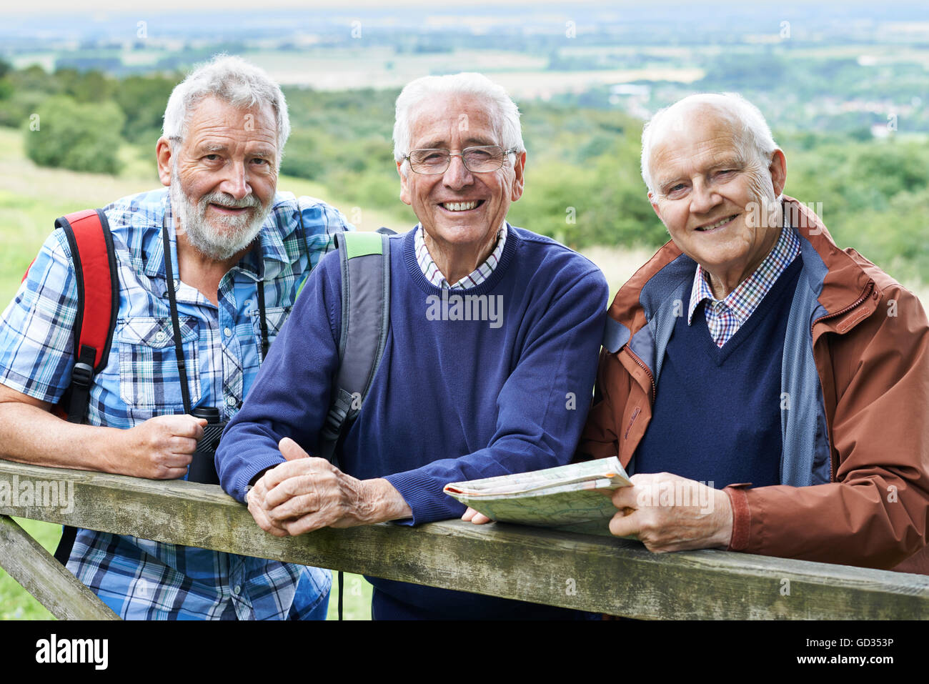 Gruppe von Senior männlichen Freunden Wandern In Natur Stockfoto