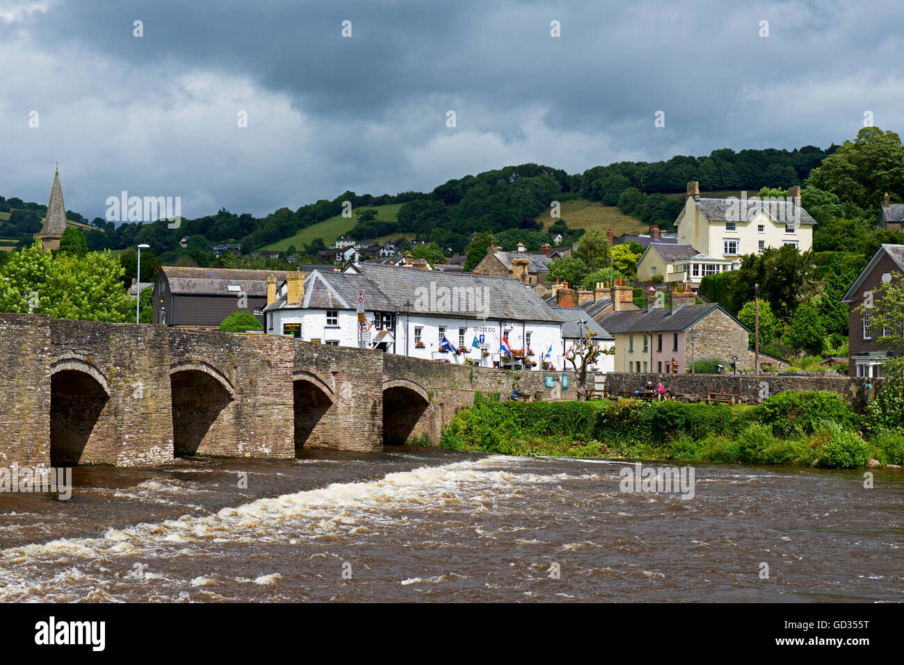 Die alte gewölbte Brücke über den Fluss Usk in Crickhowell, Powys, Wales UK Stockfoto