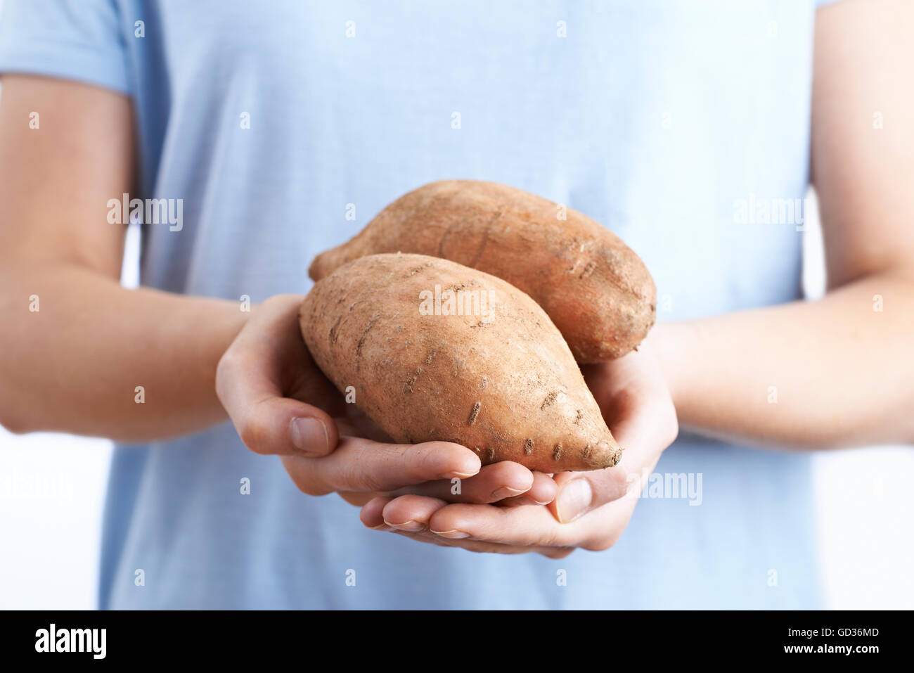 Nahaufnahme von Frau mit Süßkartoffel Stockfoto