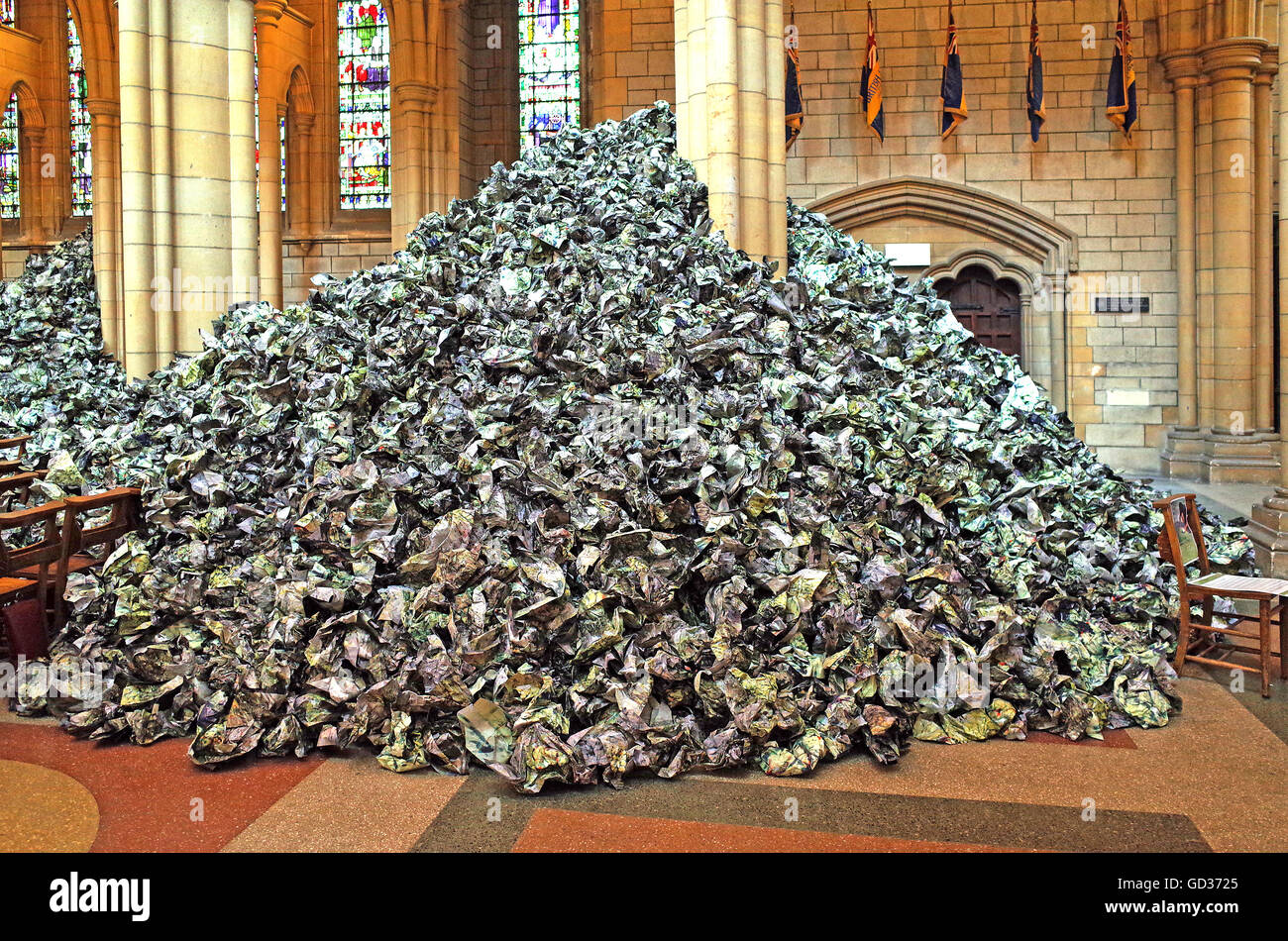 Eine temporäre Kunst-Installation in der Kathedrale von Truro, Cornwall, UK von Imran Qureshi. Stockfoto
