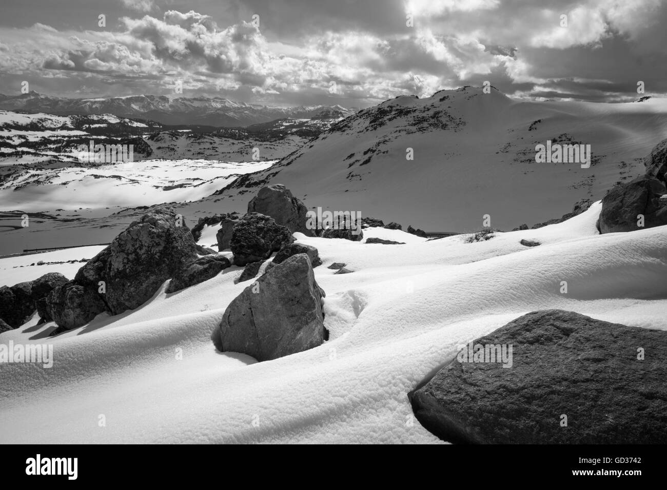 Schnee liegt in das Hochland von Wyoming gut in den Sommer Stockfoto