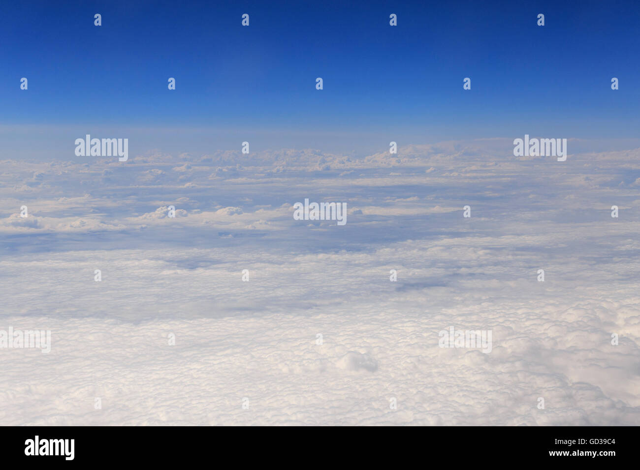 Luftbild auf Wolken aus Flugzeug Stockfoto